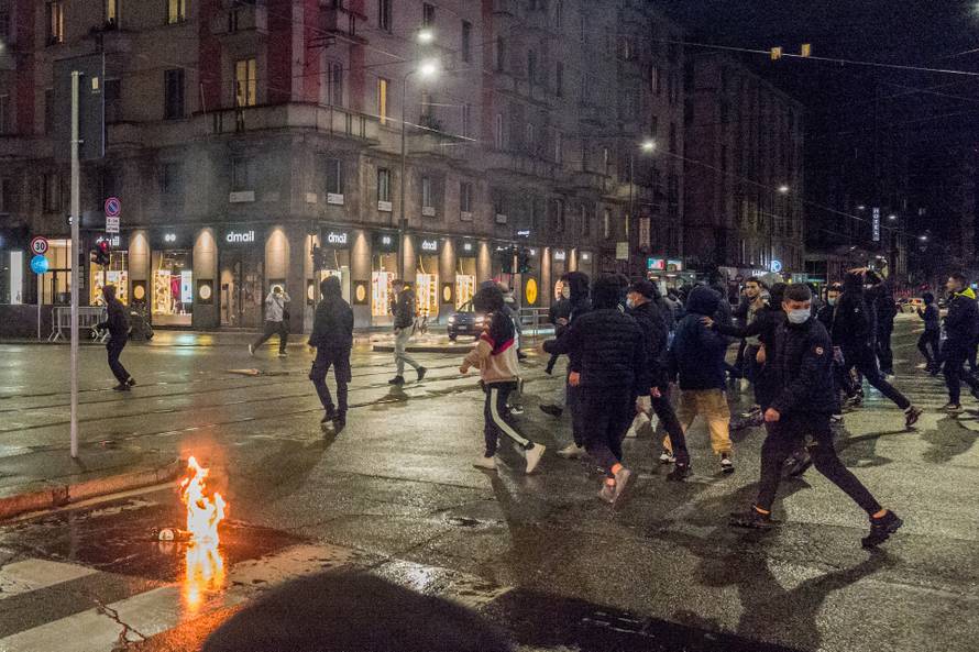 Milano. Manifestazione contro nuove norme COVID19 corso buenos aires palazzo della regione