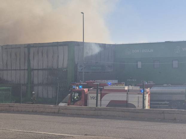 FOTO Buktinja u Kaštelima: 'Sve smrdi po dimu, odjekuju sirene. Strah nas je da se ne proširi!'