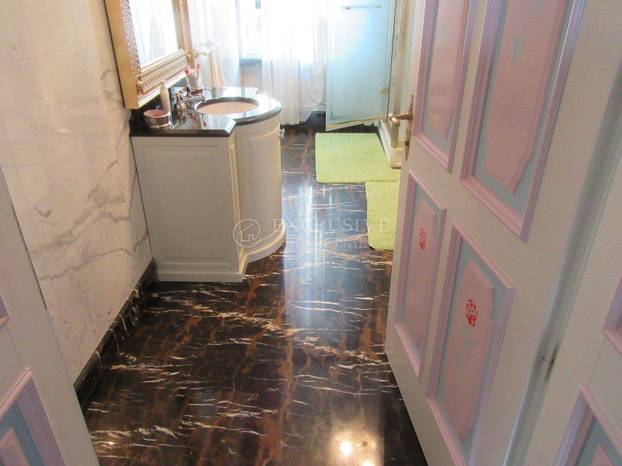 Ovako nešto nikad niste vidjeli! Prodaje se stan u Opatiji: Zlato, mramor, kipovi koji nose TV...