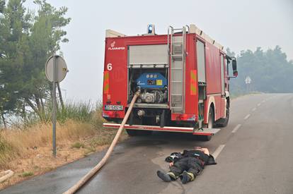 FOTO Teška noć u Tučepima: Umorni vatrogasci leže na cesti, vatra zahvatila kuće, ranč...