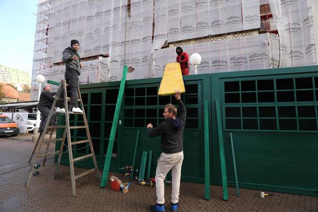 Zagreb: Postavljanje adventskih kućica na Trgu bana Josipa Jelačića