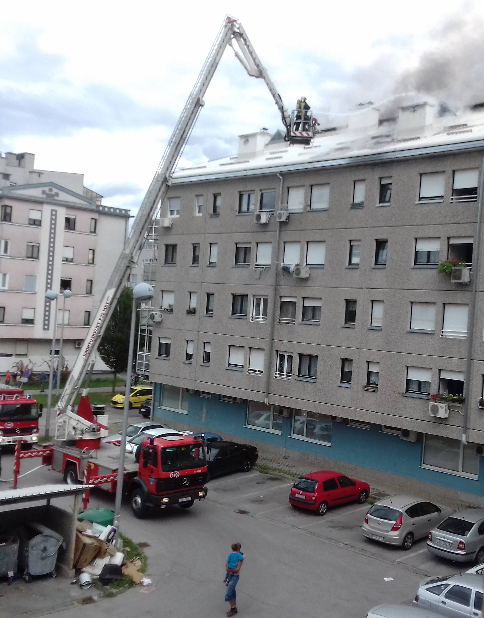 Gorjela je šupa u potkrovlju stambene zgrade u Zagrebu