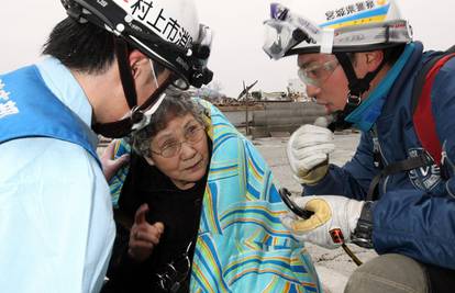 Čudo u Japanu: Dječaka (16) i baku našli žive ispod ruševina