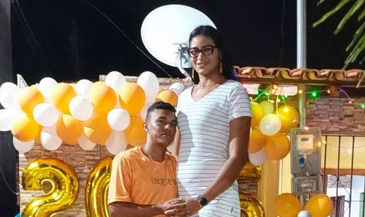 FOTO 'Ljudi nam se smiju zbog razlike u visini, ali naša ljubav je jača od ta 44 centimetra'