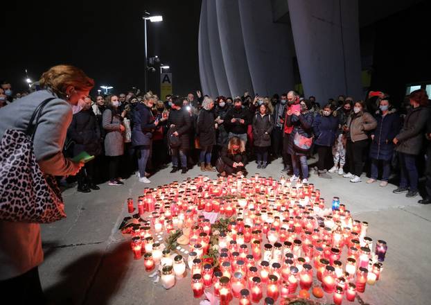 Zagreb: Obožavatelji se ispred Arene opraštaju od Balaševića pjesmom i paljenjem svijeća