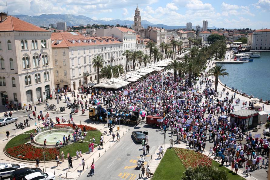 Sjeli na pločnik i blokirali 'Hod za život': Odnijeli ih u maricu