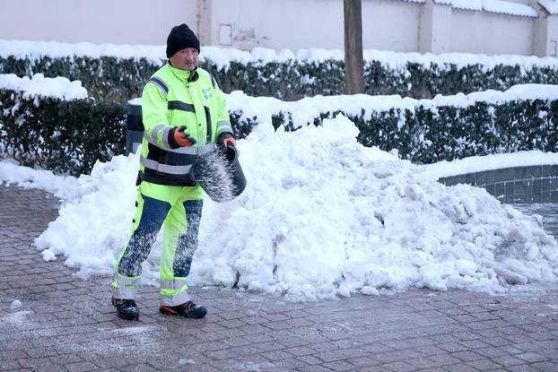Zagreb: Nastavlja se uklanjanje snijega iz centra grada