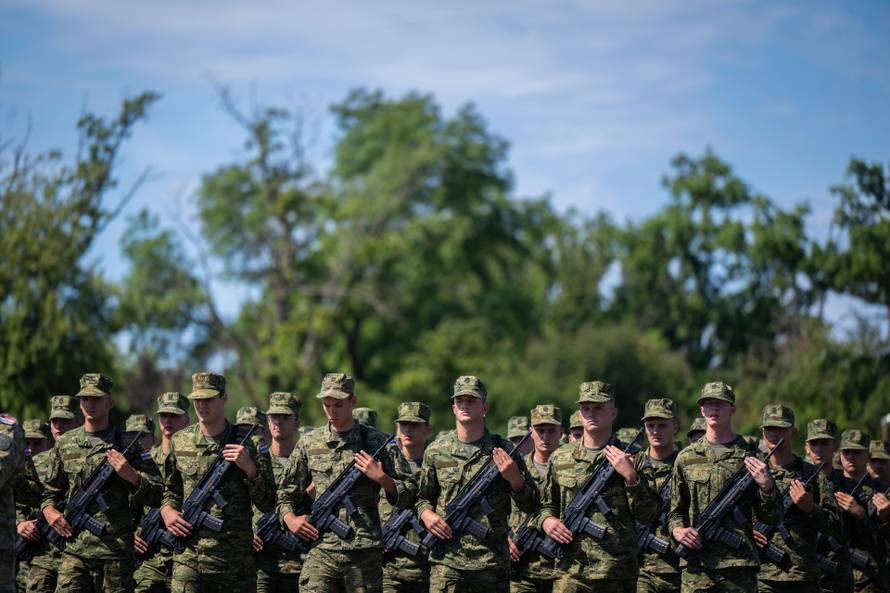 Velika Gorica: Uvježbavanje pješačkih postroja Hrvatske vojske za svečani vojni mimohod