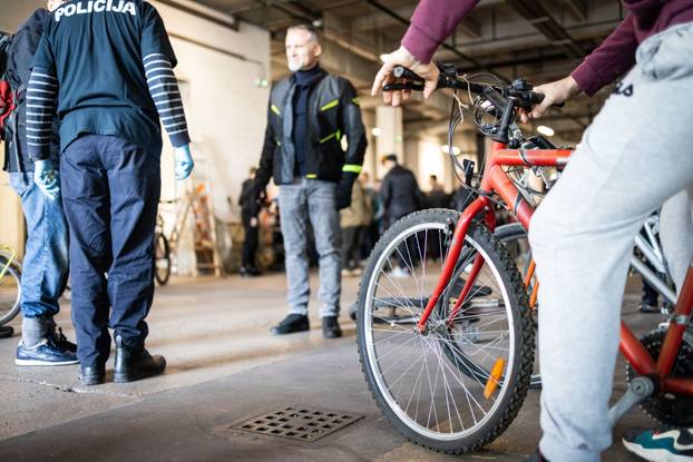 Zagrebačka policija organizirala je  javnu prodaju pronađenih predmeta kojima je istekao rok čuvanja