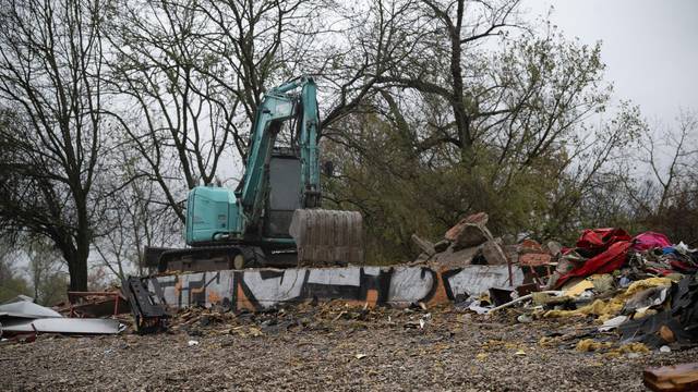 Zagreb: Uklanjanje Londoner Puba na jarunskom Otoku Veslača