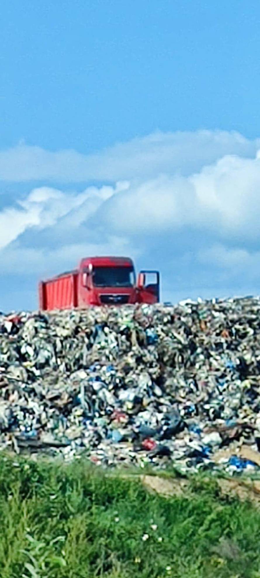 EKSKLUZIVNE SNIMKE: Opasni i plastični otpad bacali su i na gradsko odlagalište u Gospiću!