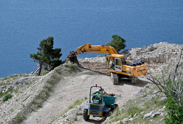 Zapo&ccaron;elo ru&scaron;enje sedam bespravno sagra&dstrok;enih objekata u uvali Vruja kod Brela