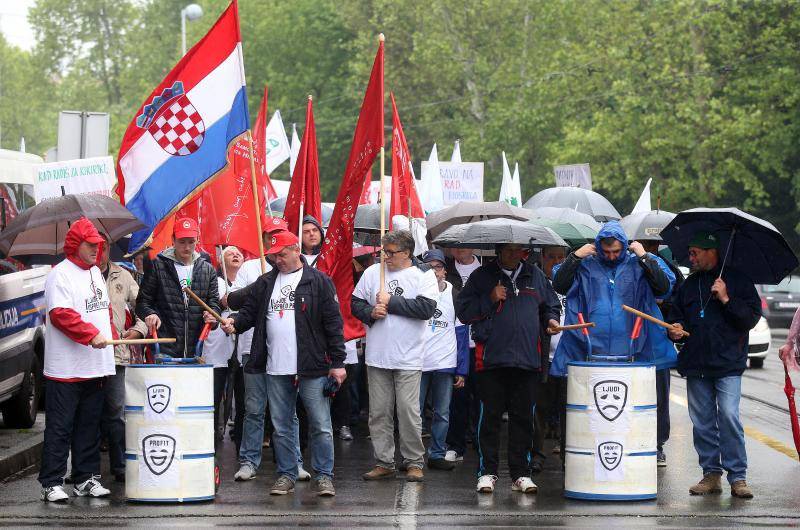 Prosvjed u Maksimiru: 'S faksa na burzu - s posla na groblje'