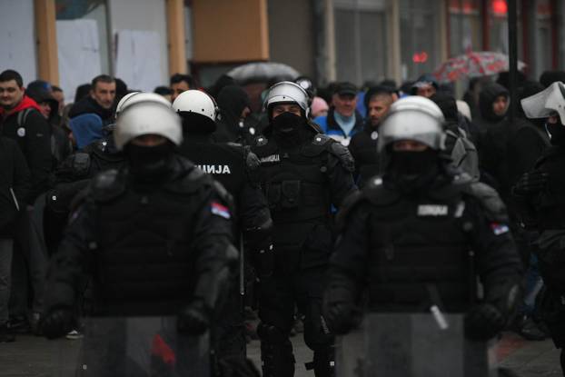 Na većini birališta tijekom lokalnih izbora u Srbiji došlo do incidenata i prosvjeda, intervenirala i policija