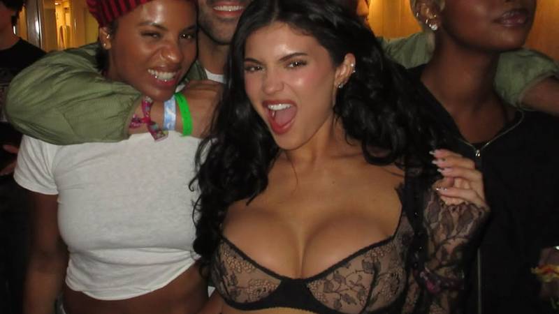 FOTO Skoro joj je sve ispalo iz čipkaste kombinacije! Kylie opet privukla pozornost oblinama...