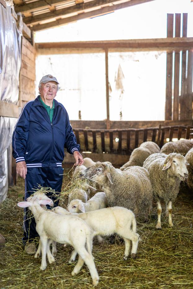 Stari Mikanovci: Stjepan Gašparović nakon 14 godina opet imao priliku sjesti u Spačeka kojeg je poklonio zaljubljeniku u oldtimere 