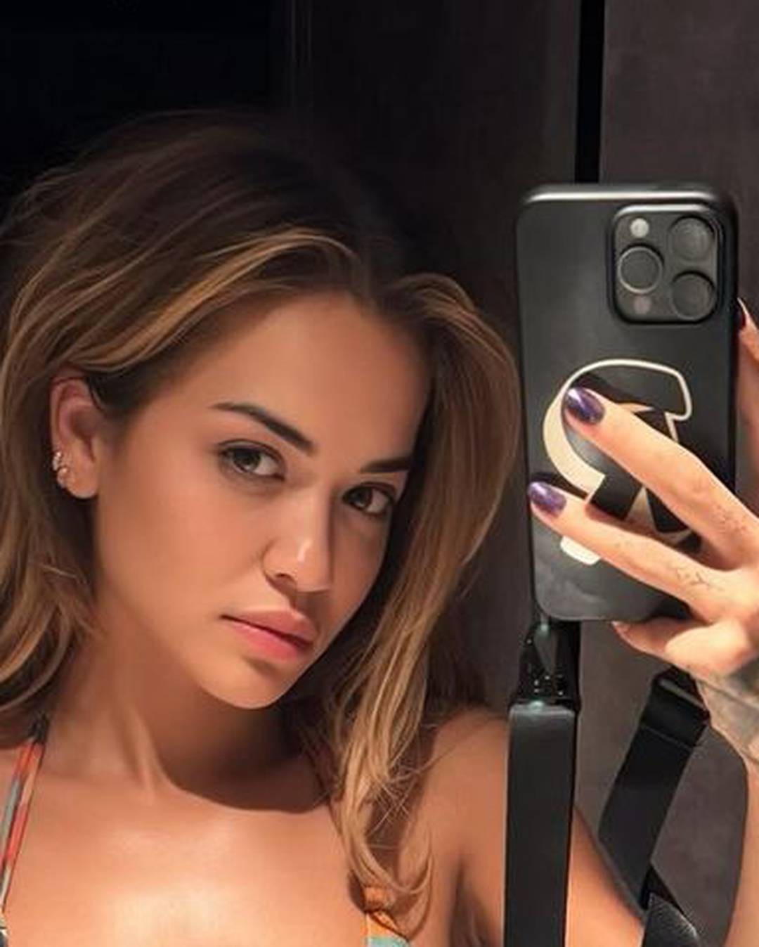 Opet u mini bikiniju! Rita Ora pohvalila se trbušnim mišićima, a fanovi: 'Sad krećem vježbati'