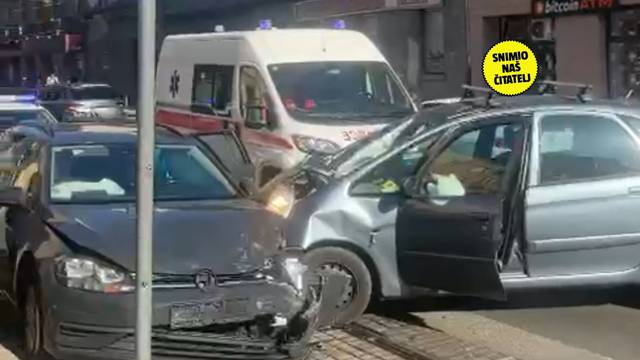 VIDEO Sudar u Zagrebu: 'Auti su razvaljeni! Kaos je jer tramvaji ne voze. Stvaraju se gužvetine'