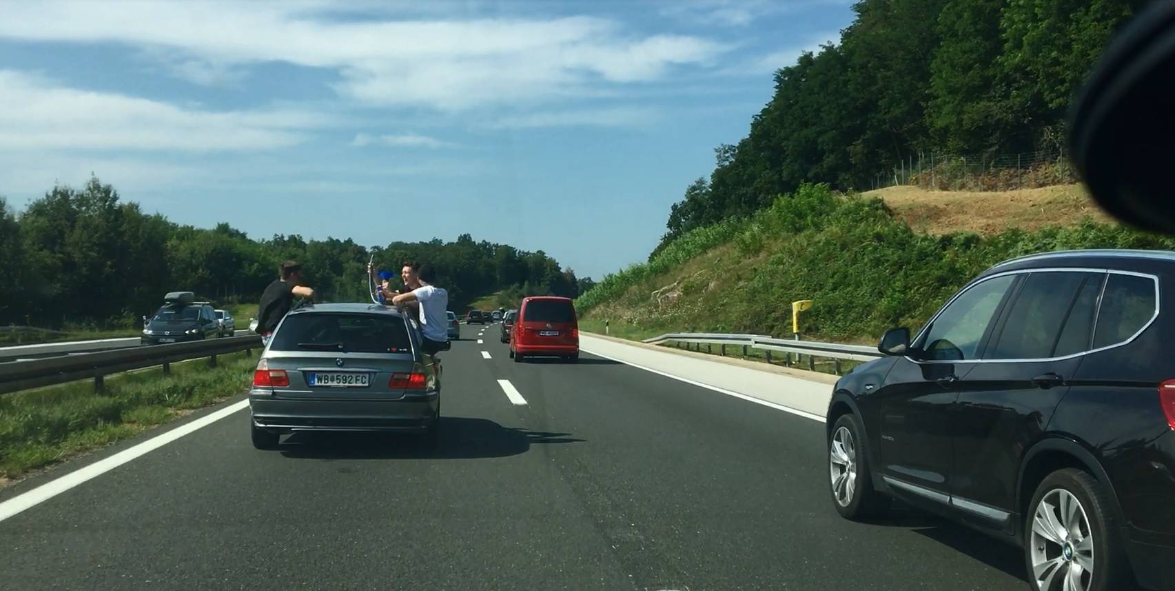 A gdje je mozak? Na autocesti sjeli na prozor i 'potezali' pivo