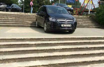 Split: Pokušala skratiti put pa autom zapela na stepenicama