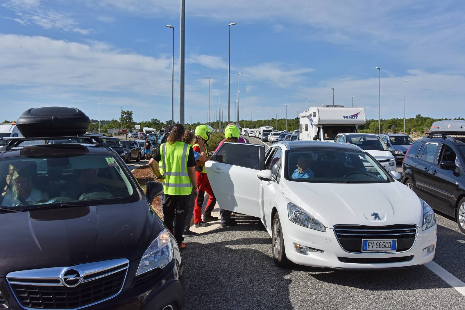 Buje: Volonteri Crvenog kriÅ¾a turistima na Ipsilonu dijele vodu