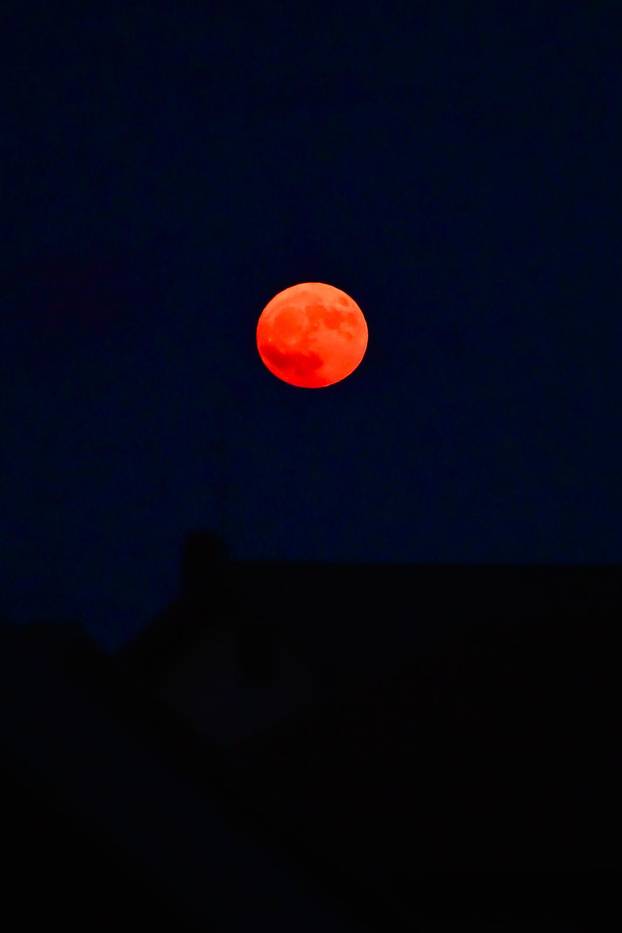 Puni mjesec nad Zagrebom