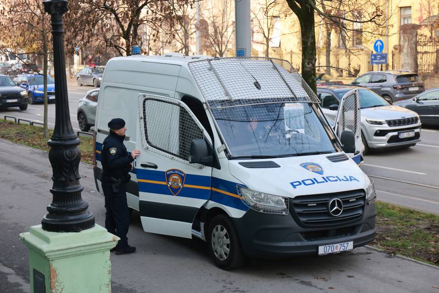 Osijek: Privođenje osumnjičenih za krijumčarenje i preprodaju tone marihuane