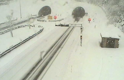 Snijeg u Lici i Gorskom Kotaru: Česti su zastoji na cestama