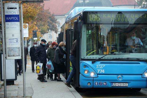 Gradjani od ranog jutra kreću prema zagrebačkim grobljima