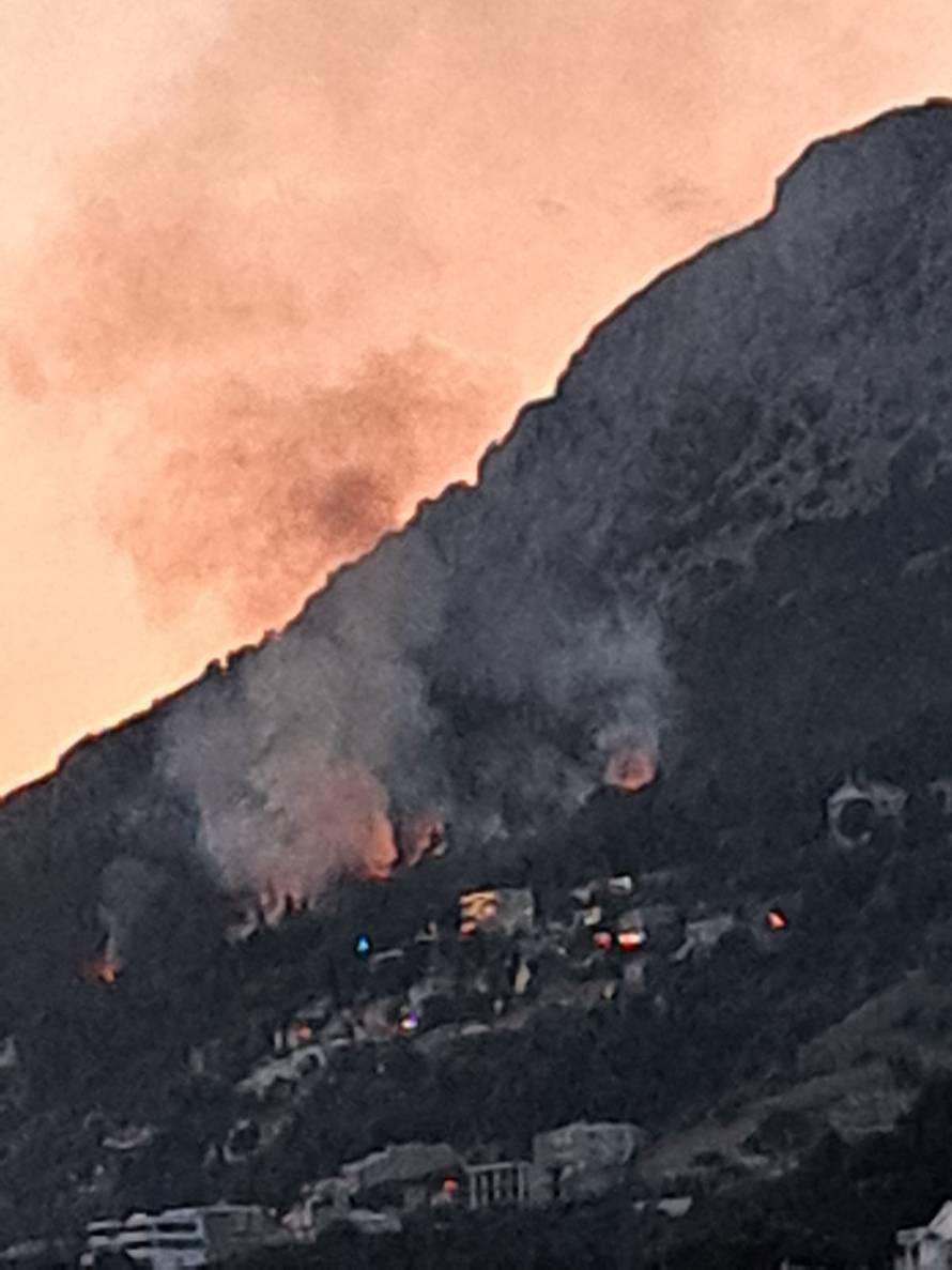 VIDEO Četiri požara kod Brela pod kontrolom, vatrogasci će ostati na terenu čitavu noć