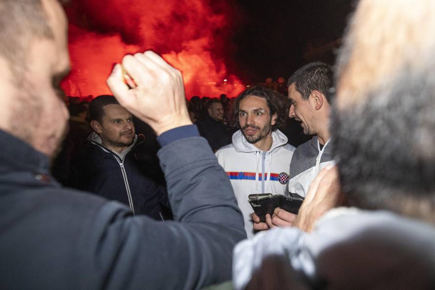 Navijači priredili doček igračima Hajduka koji su slavili u derbiju s Dinamom
