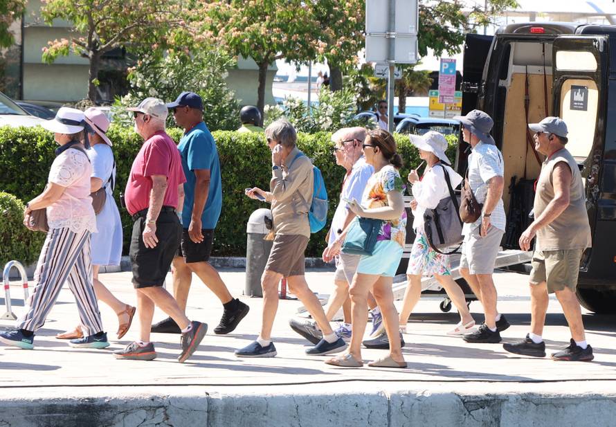 Turisti sa kruzera Viking sea razgledavaju Šibenik
