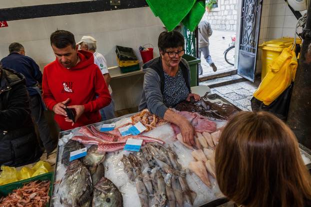 Split: Bogata ponuda ribe petkom u splitskoj ribarnici