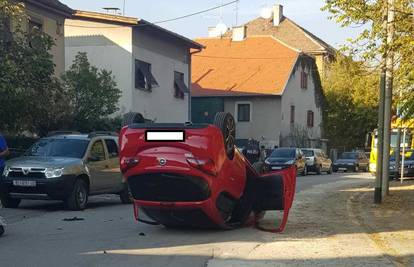 Prometna nesreća u Zagrebu: Automobil se okrenuo na krov