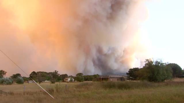 Thousands ordered to flee while they can as bushfire burns in Australia's south