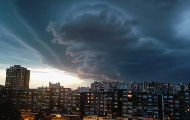 FOTO Crni oblaci zamračili nebo nad Zagrebom: 'Snažan vjetar mi je sve razbacao na balkonu'