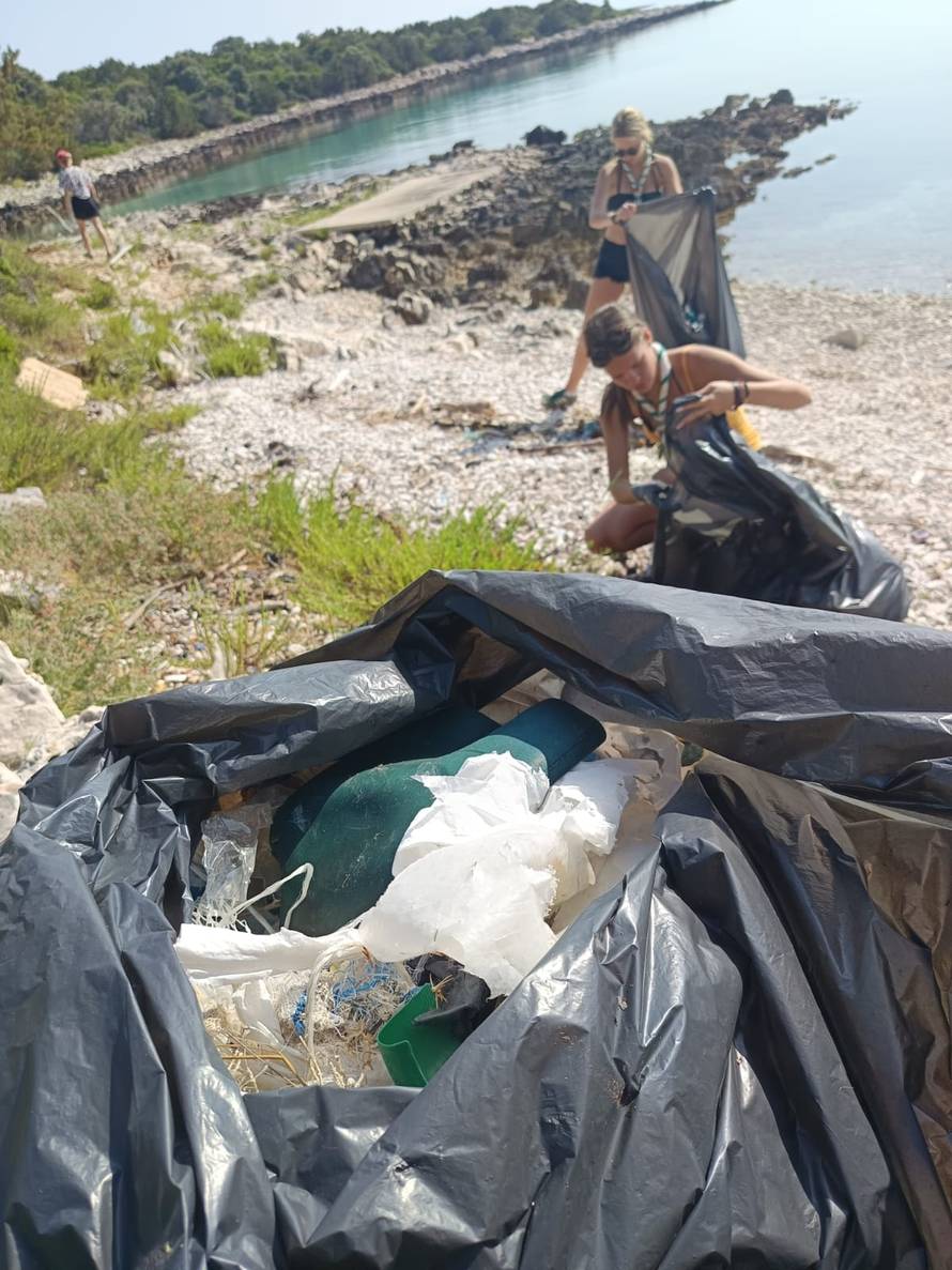 Belgijci čistili na otoku Molatu: Pridružili su se zadarskim izviđačima u ekološkoj akciji