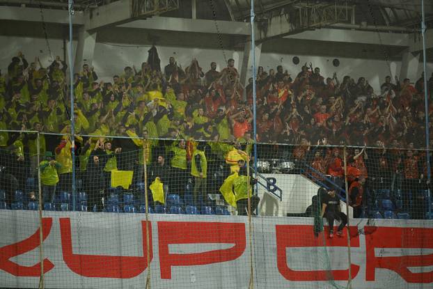 Podgorica: Navijači na tribinama prate utakmicu Crna Gora - Hrvatska