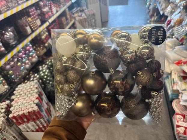 FOTO Trgovci su izvukli božićne ukrase! Pogledajte što se nudi, snježne kugle idu i za 74 eura...
