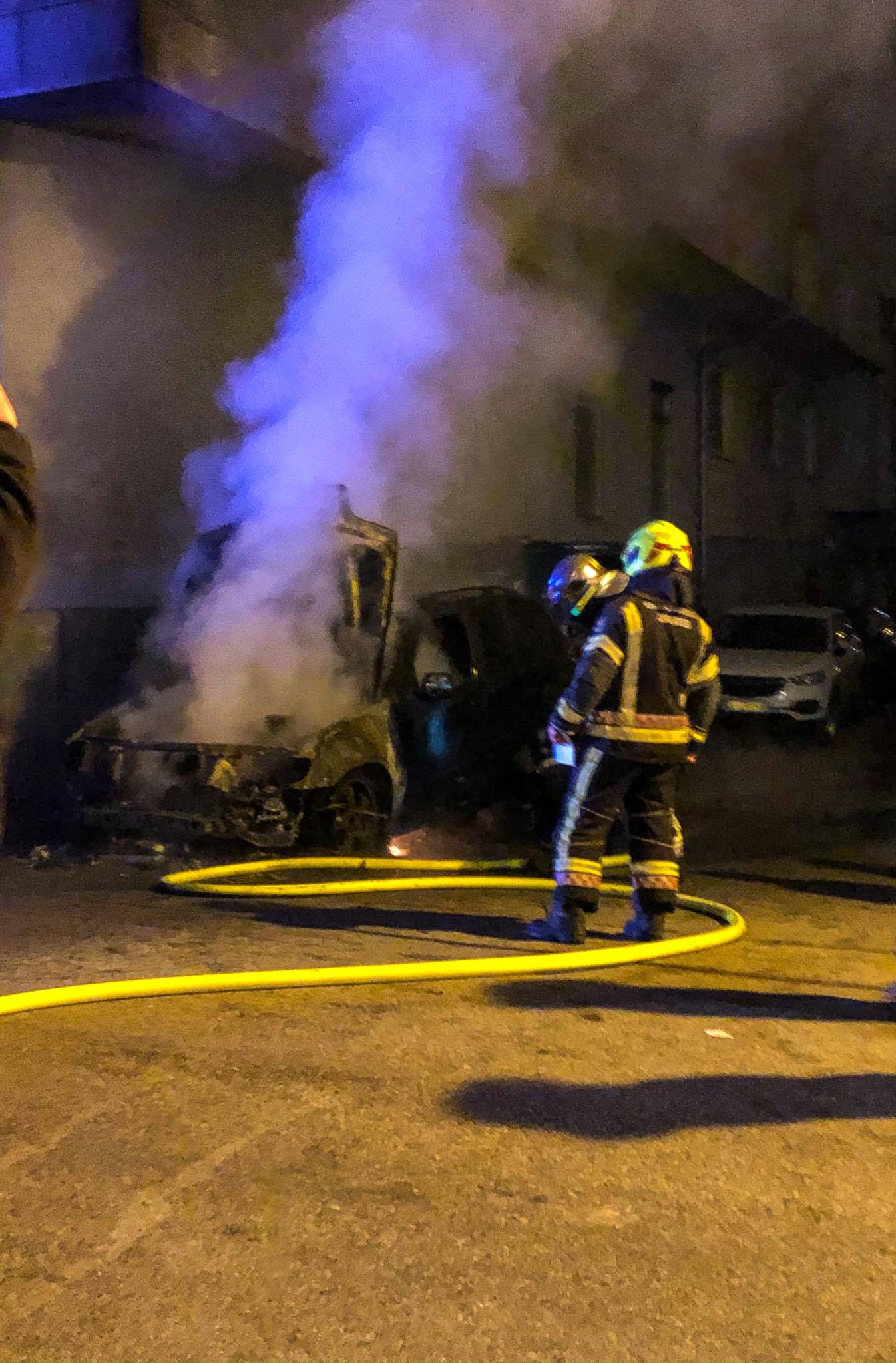 BMW potpuno izgorio nakon eksplozije, vatra zahvatila i VW