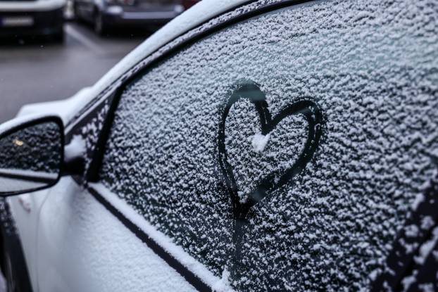 Snijeg je počeo padati i u Zagrebu