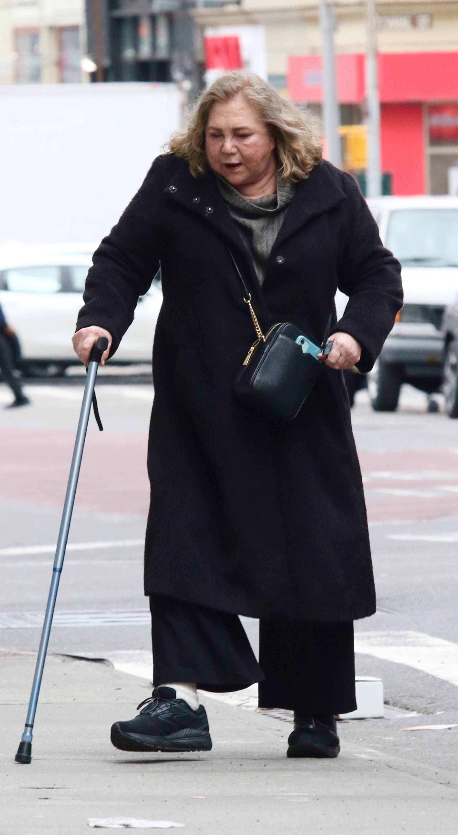 *PREMIUM-EXCLUSIVE* Kathleen Turner looks unrecognizable as she struggles in pain to walk with a cane during a rare public outing **WEB EMBARGO UNTIL APRIL 9, 2024 UNTIL 2:00 PM ET**