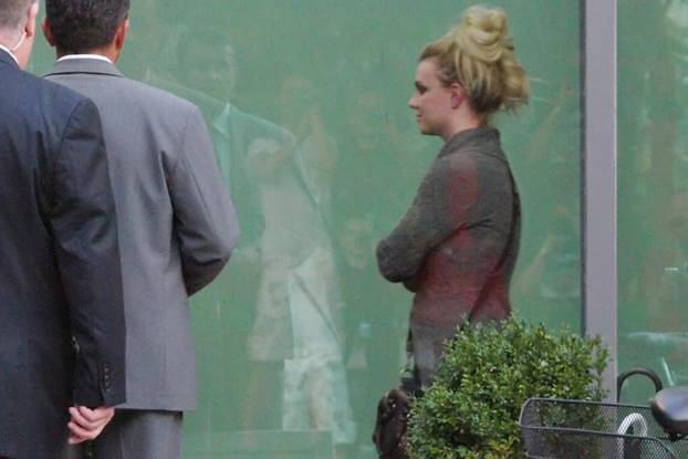 ARHIVA - 2011. Zagreb: Pjeva?ica Britney Spears u pratnji de?ka izlazi iz hotela Westin 