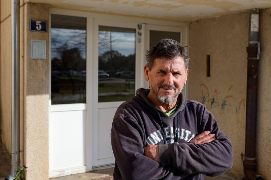 Benkovac: Branitelj Marko živi u stanu koji je u jako lošem stanju i nema struje