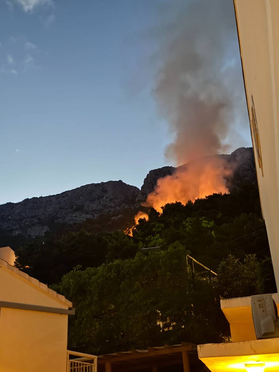 VIDEO Četiri požara kod Brela pod kontrolom, vatrogasci će ostati na terenu čitavu noć