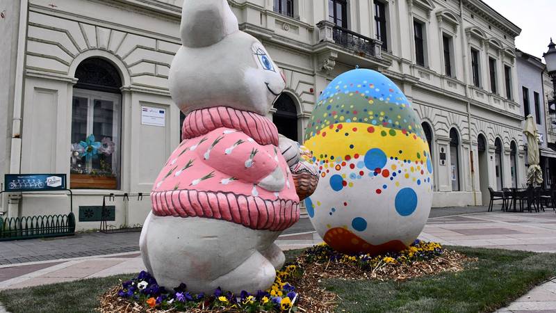 FOTO Središnji gradski trg u Slavonskom Brodu oživio pisanicama i veselim zečevima