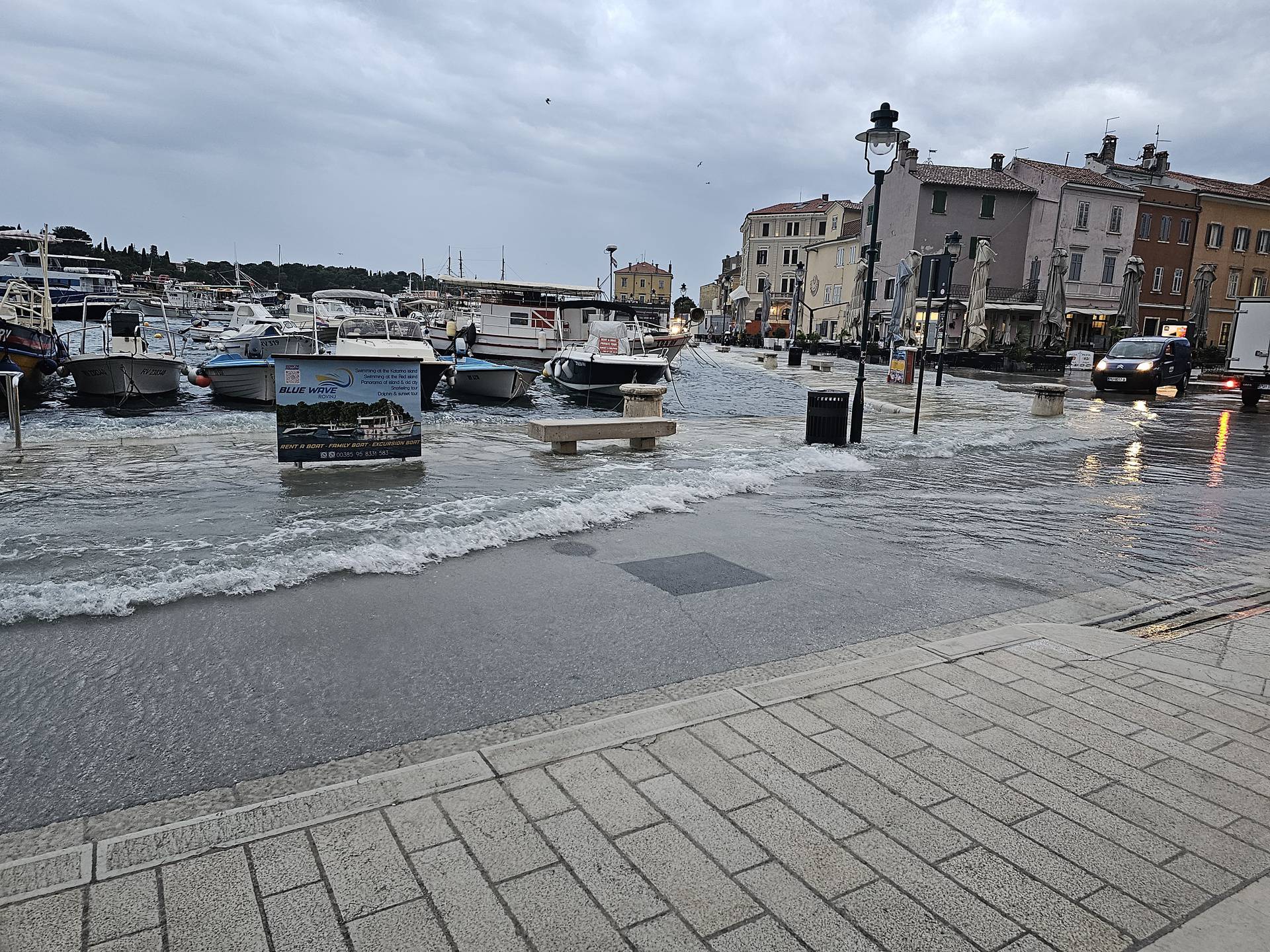 Nevrijeme u Istri: More potopilo šetnicu u Rovinju. Evo kakvo nas vrijeme čeka ostatak dana