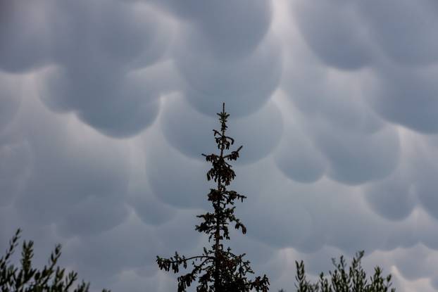 Mammatus oblaci nad Zadrom