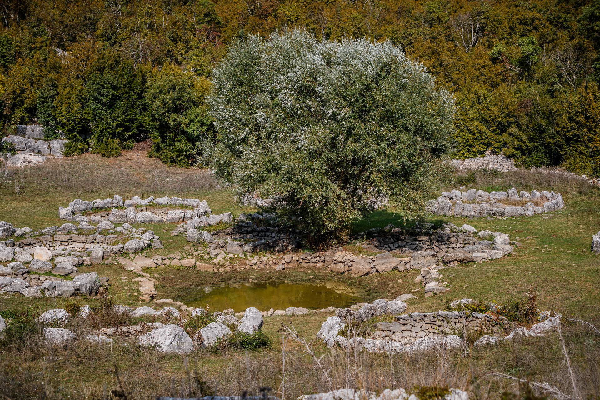 Malo ljudi zna za ove misteriozne bunare u Dalmatinskoj zagori, legenda kaže da nikad nisu presušili