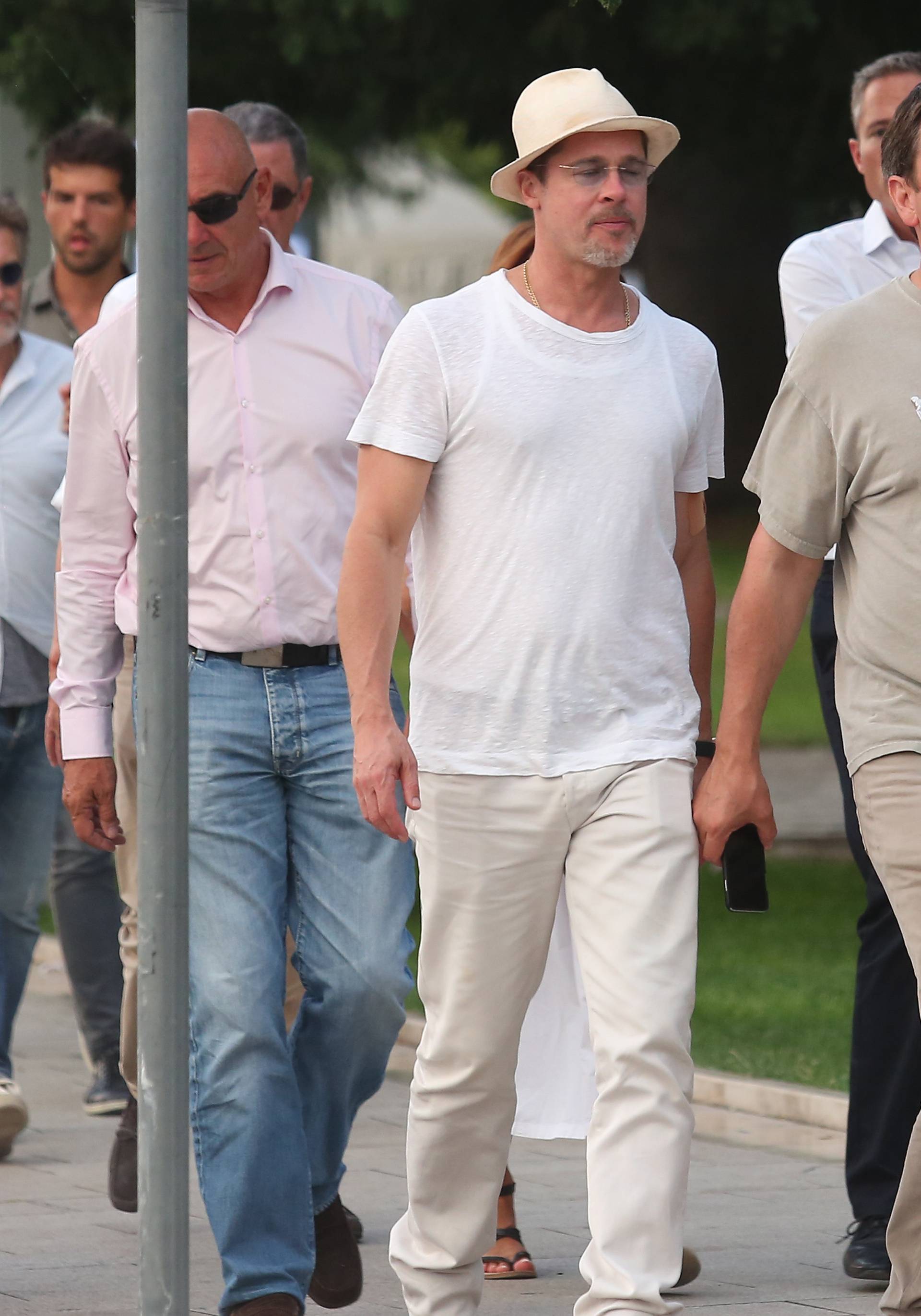 Glavom i bradom: Brad Pitt  ležerno prošetao Šibenikom